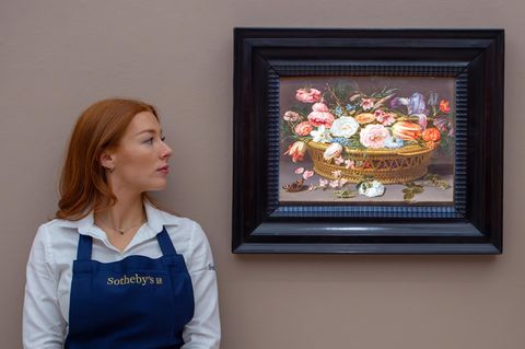 Eine Mitarbeiterin von Sotheby's steht neben einem Stillleben der flämischen Malerin Clara Peeters