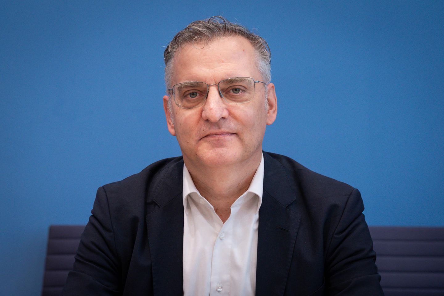 Torsten Schmidt ist ist Leiter des Kompetenzbereichs „Wachstum, Konjunktur, Öffentliche Finanzen“ am RWI in Essen. Er studierte Volkswirtschaftslehre an der Universität Göttingen und wurde im Jahr 2000 an der Universität Zürich promoviert. Schmidt ist regelmäßig an der Erstellung der Gemeinschaftsdiagnose der führenden deutschen Wirtschaftsforschungsinstitute beteiligt und ist für die RWI-Konjunkturberichte sowie den Containerumschlag-Index verantwortlich