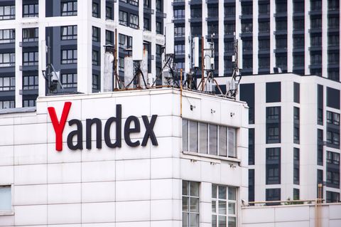 Das Yandex-Logo ist auf einem Gebäude des Konzerns zu sehen
