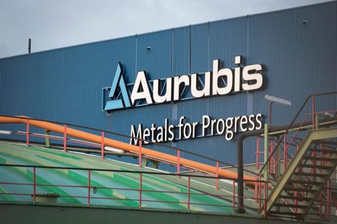 Logo und Schriftzug Aurubis Metal for Progress an einer Fabrikhalle im Werk der Aurubis AG