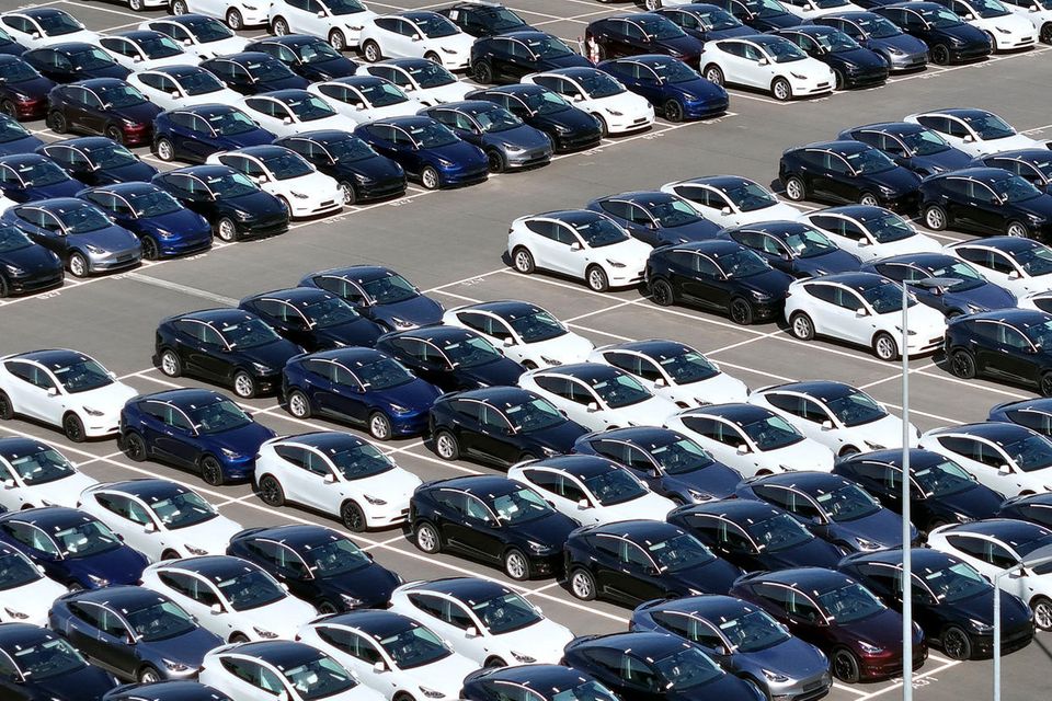 Auf dem Gelände des Tesla-Werks in Grünheide stehen Fahrzeuge vom Model Y