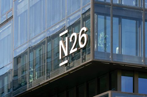 N26-Logo am Standort des Unternehmens am Berliner Alexanderplatz