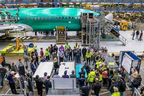 Boeing-Beschäftigte hören CEO Stan Deal zu