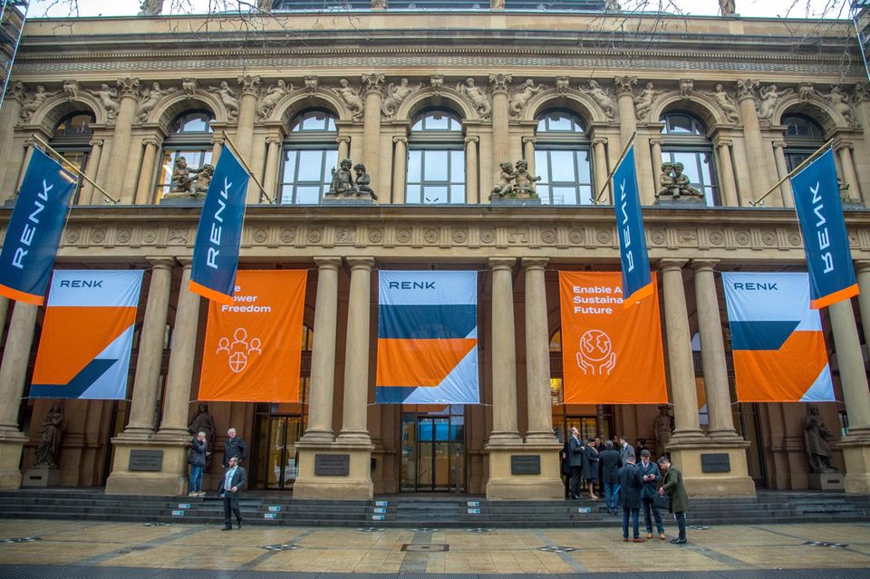 Renk-Fahnen wehen vor der Frankfurter Börse zum IPO des Rüstungszulieferers