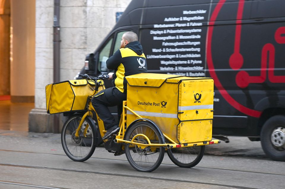 Ein Postbote auf einem Fahrrad