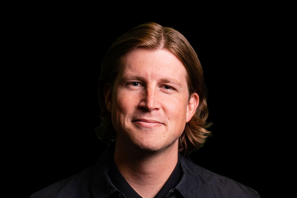 James Ruth ist Marketingchef bei den Tampa Bay Buccaneers. Er arbeitete ursprünglich im Investmentbanking, wechselte aber vor zehn Jahren in die amerikanische Fußballliga MLS und war dort für Vermarktung und Sponsorship verantwortlich. Vor seinem Wechsel in die NFL saß er drei Jahre im Leadership-Board des MLS-Teams Austin FC