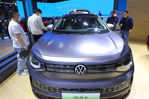 Volkswagen ID.6 auf der Schanghaier Automesse. Nicht nur die Wolfsburger taten sich zuletzt schwer, ihre Autos in China abzusetzen