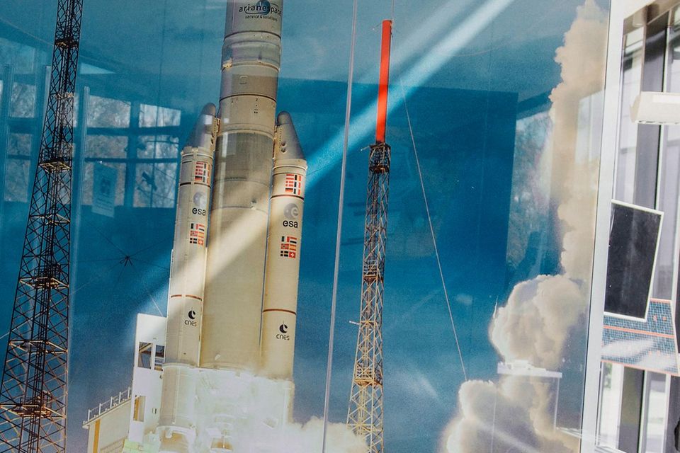 Das Bild vom Start einer Ariane-5-Rakete hängt im Foyer der OHB-Zentral