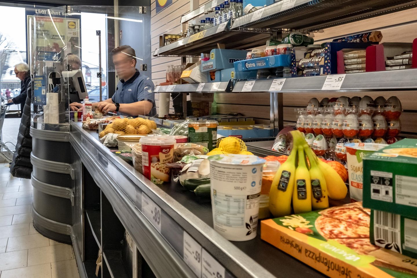 Waren auf dem Kassenband in einem deutschen Discounter