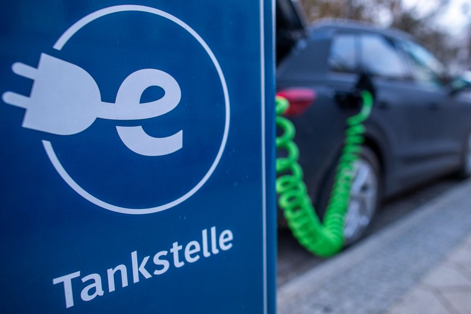 Ein Auto wird an einer Ladesäule für E-Fahrzeuge mit Strom aufgeladen