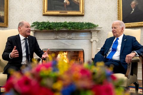 Bundeskanzler Olaf Scholz (l.) trifft US-Präsident Joe Biden im Weißen Haus