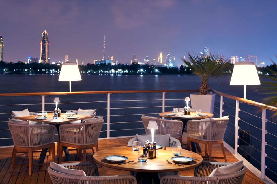 Mehr Blick: Von der Terrasse des Restaurants „Boardwalk“ im Park Hyatt Dubai lässt sich die Skyline der Wüstenmetropole bewundern