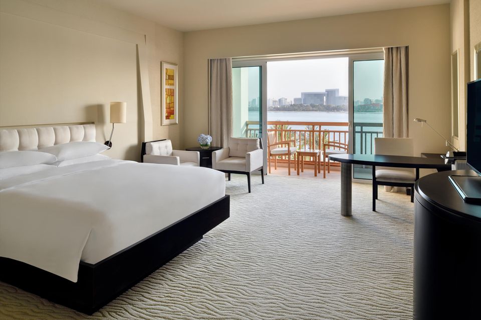 Vom geräumigen Standardzimmer mit King-Size-Bett hat man (zum Teil) einen wunderschönen Blick auf den Dubai Creek