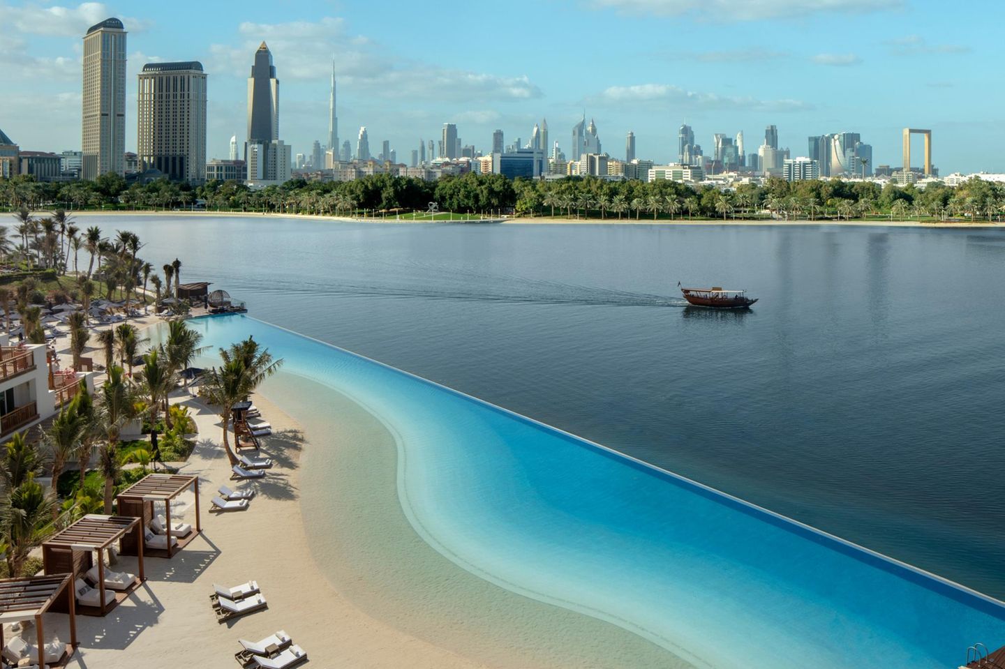 Lagune mit Sandstrand – die Zimmer im Erdgeschoss des Park Hyatt Dubai haben einen direkten Zugang 