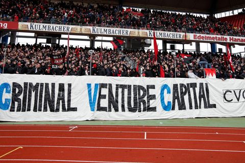 Proteste gegen die „Venture Capital“-Gesellschaft CVC beim Spiel 1. FC Nürnberg gegen den VfL Osnabrück – die in der Realität allerdings eine Privat Equity-Gesellschaft ist. In der Praxis etwas ganz anderes