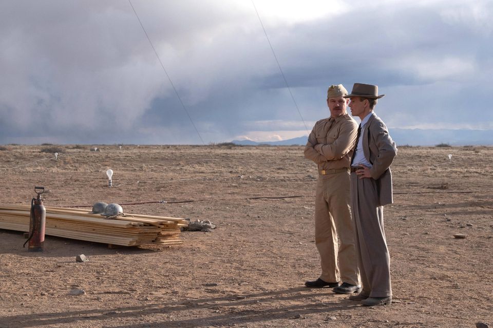 Dass „Oppenheimer“ von Anfang an auf Oscar-Kurs war, war klar. Doch mit dem kommerziellen Erfolg von Christopher Nolans Porträt des Physikers Robert Oppenheimer (Cillian Murphy) und die Entwicklung der Atombombe haben wohl nur wenige gerechnet. „Oppenheimer“ kratzte am Ende sogar an der Milliardengrenze. 956 Mio. Dollar (34 Prozent in den USA) machten den Oscar-Favoriten zur Nummer drei der Film-Charts. Dass „Oppenheimer“ unter anderem auf Tiktok wochenlang in aller Munde war, lag auch an einer direkten, allerdings diametral entgegengesetzten Konkurrentin. Zu ihr gleich mehr. 