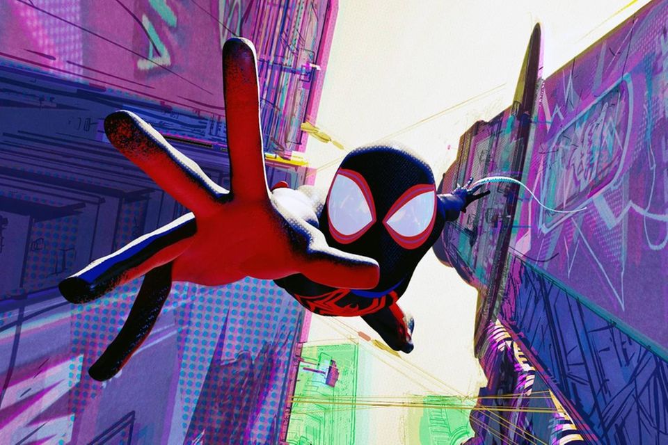 Das Marvel-Universum steckt tief in der Krise. Fans beklagten teils lieblos zusammengestückelte Fließbandware und warteten lieber auf den Streaming-Start der Produktionen. Ein Tiefpunkt war 2023 erreicht, als „The Marvels“ mit Brie Larson nur Platz 31 der Charts erreichte – neun Plätze hinter Taylors Swift Konzertfilm zu ihrer „Eras Tour“. Der dritte „Ant-Man“-Film blieb laut „Box Office Mojo“ ganz knapp unter dem Ergebnis seines Vorgängers. Auch Spider-Man konnte nicht an die Erfolge früherer Tage anschließen. „Spider-Man: Across the Spider-Verse“ schaffte mit 691 Mio. Dollar (55 Prozent in den USA) aber wenigstens den komfortablen Einzug in die Top 10. 