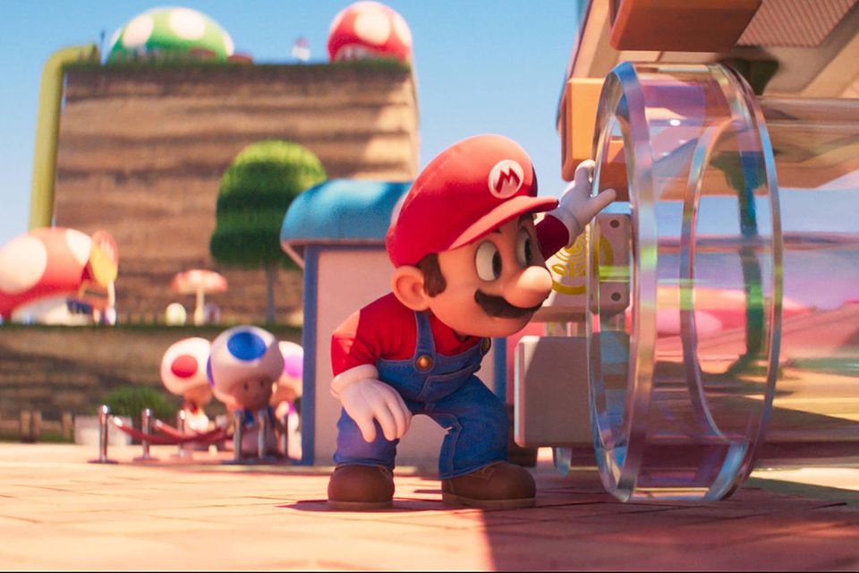 Bereits „The Lego Movie“ hatte bewiesen, dass ein geliebtes Spielzeug in der Hand inspirierter Regisseure ganz großes Kino liefern kann. Doch der Triumphzug von „The Super Mario Bros. Movie“ überraschte am Ende auch Branchenkenner. Aaron Horvath und Michael Jelenic schickten den legendären Klempner auf ein animiertes Kinoabenteuer, das die Herzen alter und neuer Fans eroberte. 1,3 Mrd. Dollar an den Kinokassen (USA: 42 Prozent) machten den Film mit den Stimmen von Chris Pratt und Anya Taylor-Joy zur weltweiten Nummer zwei. Auch Platz ein ging an eine Spielzeugikone – und zumindest in dieser Hinsicht Atombomben-Erfinder-Bezwingerin.