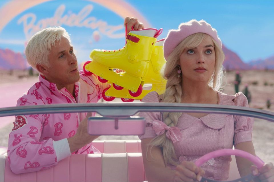 Die ausgebliebenen Oscar-Nominierungen für Hauptdarstellerin und Regisseurin können den Erfolg von „Barbie“ kaum schmälern. Anfangs war die Skepsis groß, als bekannt wurde, dass die für anspruchsvolle kleine Filme bekannte Regisseurin Greta Gerwig dreht einen Film über Barbie. Der erste Trailer aber ließ die Erwartungen in die Höhe schießen, als Gerwig die Plastikpuppe mit Referenzen an Stanley Kubricks „2001“ in Szene setzte. Und „Barbie“ lieferte. Die unerwartet tiefgründige Geschichte über Feminität und Patriarchat mit Margot Robbie wurde zum Filmhit. 1,4 Mrd. Dollar (USA: 44 Prozent) machten „Barbie“ laut der Statistik zum weltweit erfolgreichsten Film 2023. 