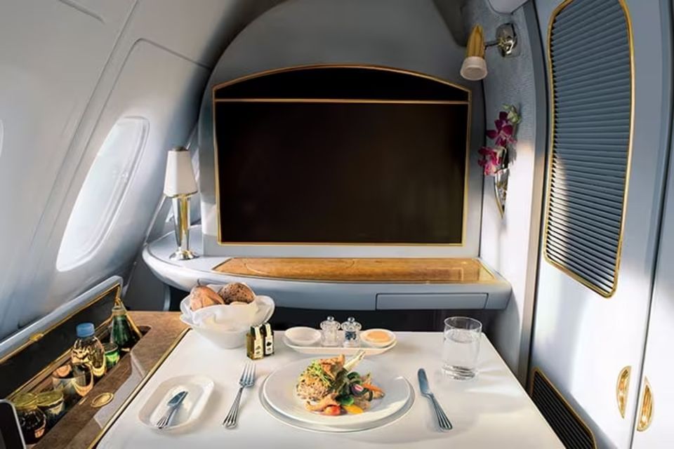 Die Privatsuite der First Class von Emirates bietet einen großen Fernsehbildschirm, ein Bett, gutes Essen und Trinken – und Türen  