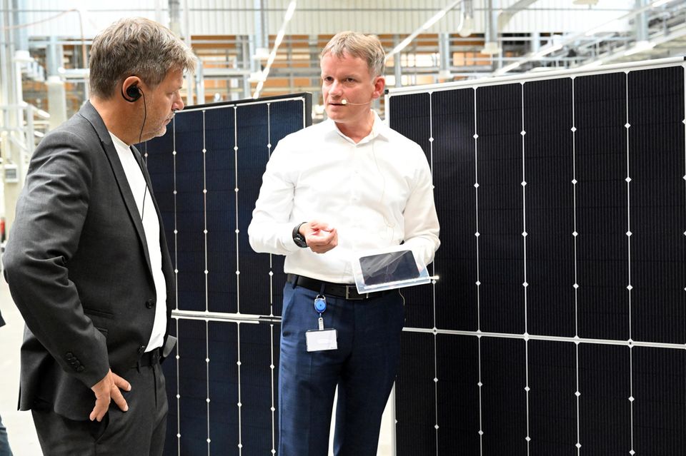 Vorkämpfer für mehr Förderung: Meyer-Burger-Chef Gunter Erfurt (r.) bei einem Werksbesuch von Bundeswirtschaftsminister Robert Habeck