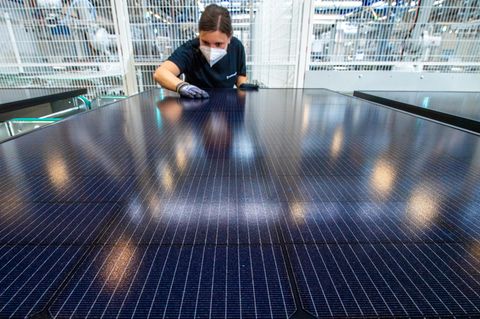 Endkontrolle einer Produktionslinie für Solarmodule im Werk von Meyer Burger