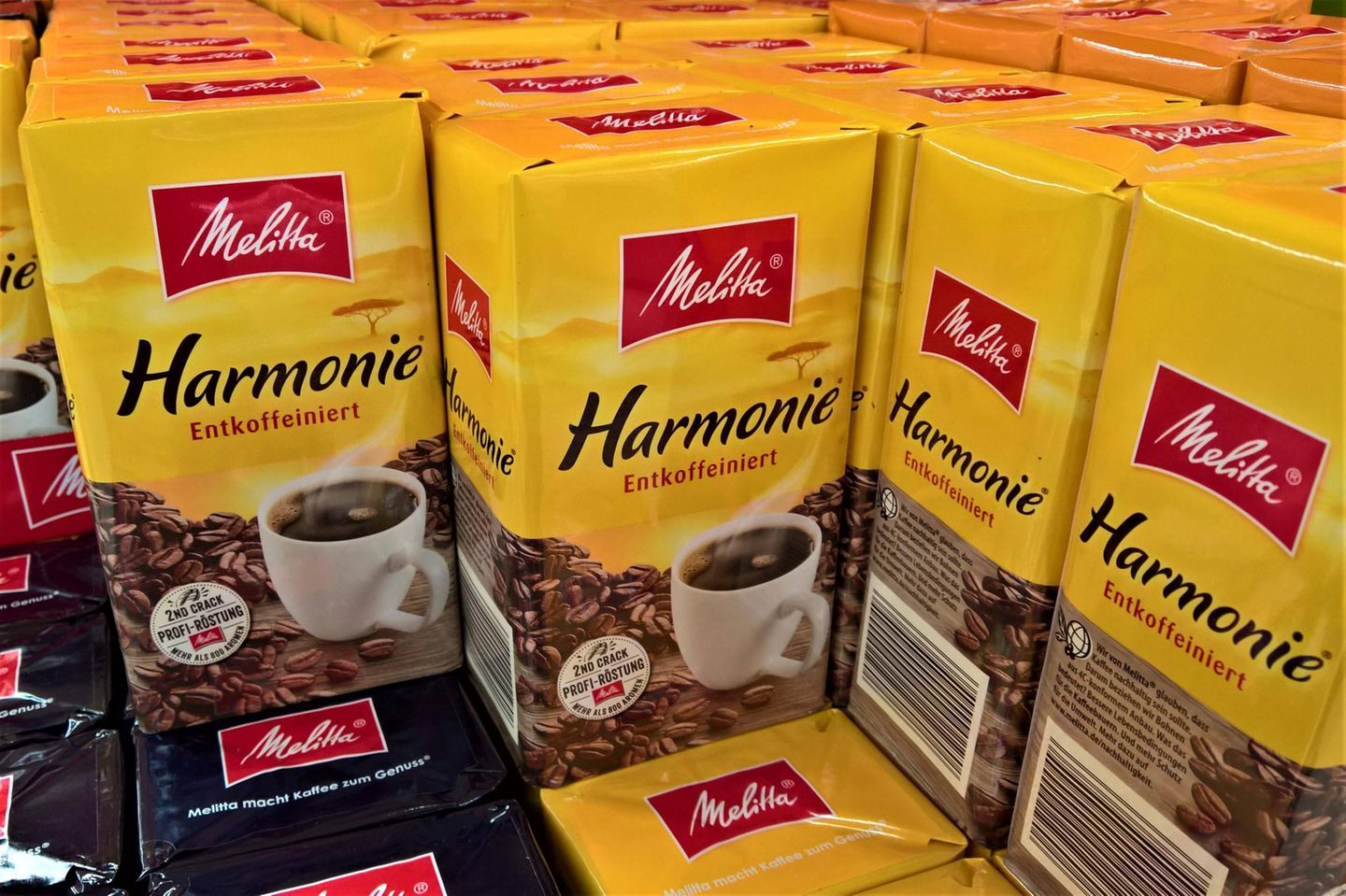Eine Lage Kaffee-Packungen der Marke Melitta Harmonie
