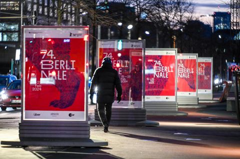 Plakate weisen auf die 74. Berlinale hin