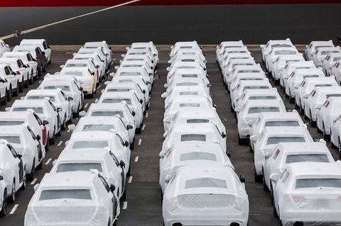 Autos der VW-Marken stehen in Emden zur Verschiffung bereit