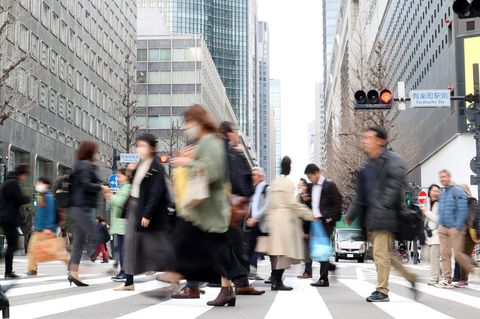 Fußgänger in der Shoppingzone von Tokio. Die japanische Wirtschaft kämpft unter anderem mit einem schleppenden Inlandskonsum
