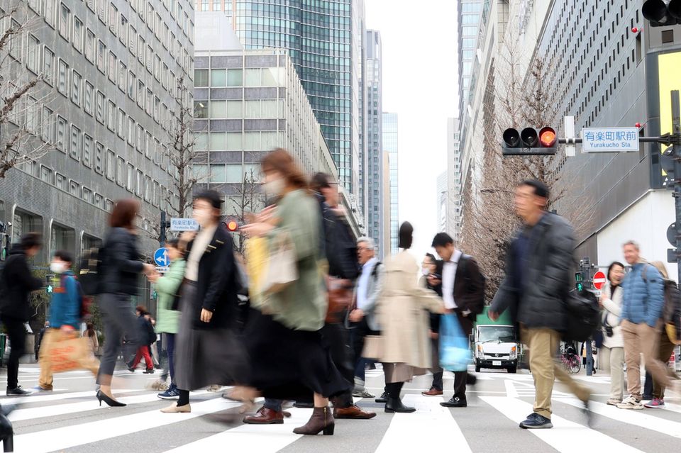 Fußgänger in der Shoppingzone von Tokio. Die japanische Wirtschaft kämpft unter anderem mit einem schleppenden Inlandskonsum