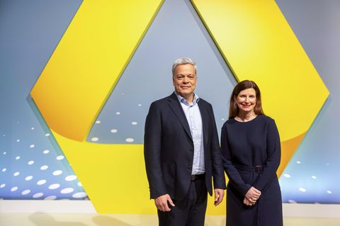 Commerzbank-Chef Manfred Knof und Finanzchefin Bettina Orlopp bei der Bilanzpressekonferenz
