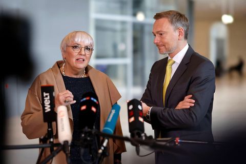 Kulturstaatsministerin Claudia Roth will mehr Geld für die Filmförderung – Finanzminister Christian Lindner die schwarze Null