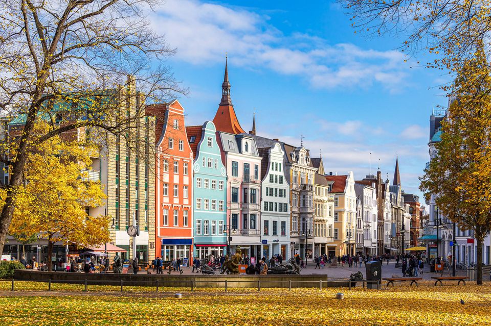 Nur in wenigen europäischen Städten sind die Einwohner so zufrieden mit ihrem Wohnort wie in Rostock. Die Hansestadt schaffte es in einer Umfrage der Europäischen Kommission unter 83 Städten auf den achten Platz. 94 Prozent der 857 per Telefon interviewten Rostocker zeigten sich demnach mit der Lebensqualität ihres Wohnorts zufrieden. Die Umfrage für den „Bericht zur Lebensqualität in europäischen Städten 2023“ wurde im April 2023 durchgeführt. Rostock war aber nicht die einzige deutsche Stadt in den Top 10. 