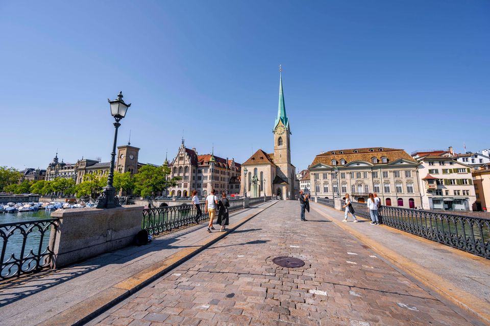Die lebenswerteste Stadt Europas liegt laut der Umfrage nicht in der Europäischen Union. Zürich war mit einer Zustimmungsquote von 97 Prozent die Siegerin im „Bericht zur Lebensqualität in europäischen Städten 2023“. Das schlechteste Ergebnis der 83 analysierten Städte erhielt mit deutlichem Rückstand Palermo (62 Prozent), gefolgt von Athen und Istanbul (je 65 Prozent). Rom (71 Prozent) komplettierte das italienische Trio in den zehn Städten mit der geringsten Lebensqualität. 