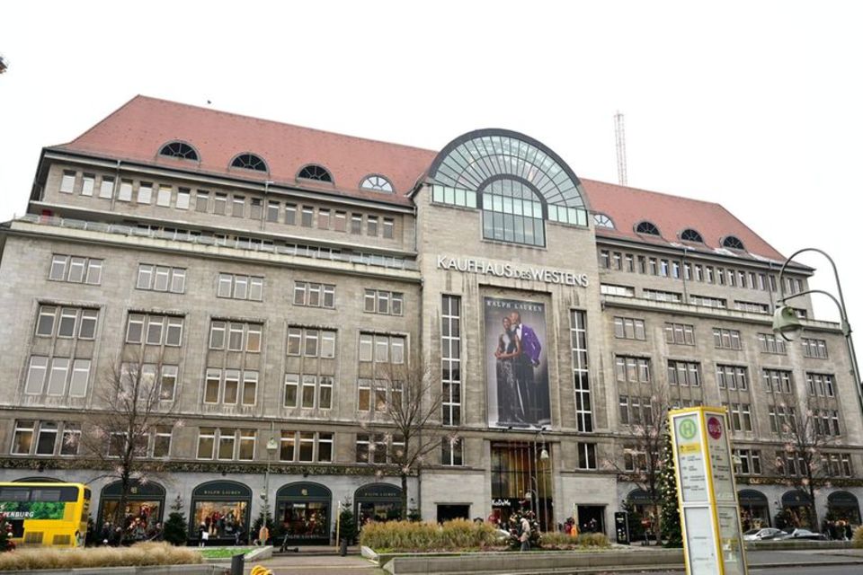 Die zum Signa-Imperium von René Benko gehörende Luxuskaufhausgruppe KaDeWe hat Ende Januar Insolvenz angemeldet. Die KaDeWe-Gruppe rund um das namensgebende Kaufhaus des Westens in Berlin erwirtschaftete 2023 rund 800 Millionen Euro Umsatz. Signa betrieb diese als Minderheitsgesellschafter mit einem Anteil von 49,9 Prozent. Im Jahr 2015 hatte Benko 50,1 Prozent an die thailändische Central Group verkauft.
