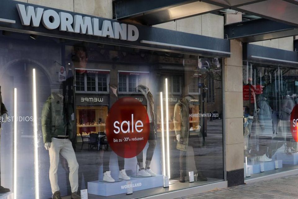 Die Modekette Wormland hat am 12. Januar 2024 Insolvenz angemeldet. Das 1935 von Theo Wormland in Hannover gegründete Unternehmen konnte im vergangenen Jahr zwar seine Umsätze steigern, litt aber unter gestiegenen Mieten sowie Energie-, Logistik- und Personalkosten. Der Einzelhändler mit seinen rund 400 Beschäftigten soll nun im Rahmen eines Schutzschirmverfahrens saniert werden. Die zwölf Filialen bleiben geöffnet, bis zum Sommer soll eine zukunftsfähige Lösung stehen.