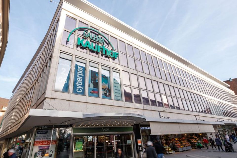 Der Warenhauskonzern Galeria Karstadt Kaufhof ist seit Jahren ein Dauerpatient. Nach der Insolvenz 2020 musste 2022 erneut ein Schutzschirmverfahren beantragt werden. Im März 2023 wurde bekannt gegeben, dass 47 der verbliebenen 129 Warenhäuser geschlossen werden und Tausende Beschäftigte ihren Job verlieren. Nachdem Galeria-Eigentümer René Benko mit seiner Signa-Gruppe in finanzielle Schieflage geraten war, musste Galeria im Januar 2024 erneut Insolvenz beantragen. Der einstige Kaufhausgigant hofft nun auf eine erfolgreiche Sanierung mit einem neuen Eigentümer, der möglichst viele verbliebene Standorte fortführt. Mehr als 60 der noch 92 Filialen sind laut Galeria-Management jetzt schon profitabel.