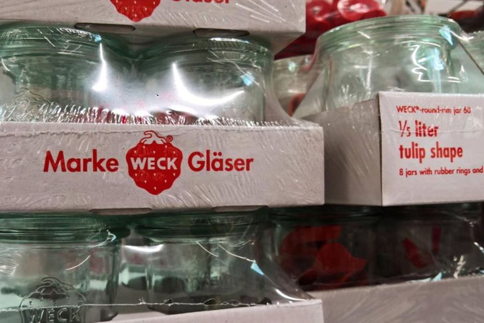 Ebenfalls im Juni 2023 ging eine weitere deutsche Ikone insolvent: die 123 Jahre alte Firma J. Weck, Hersteller der gleichnamigen Einmachgläser. Im November übernahm der Finanzinvestor Aurelius, der das Geschäft fortführen und einen Großteil der 375 Mitarbeiter übernehmen will. Verwaltung und Vertrieb sitzen im süddeutschen Wehr, das ebenfalls dort betriebene Verlagsgeschäft wird eingestellt, weshalb 25 der 115 Mitarbeitende dort gehen sollen. Das Glaswerk in Bonn beschäftigt 260 Mitarbeiter.