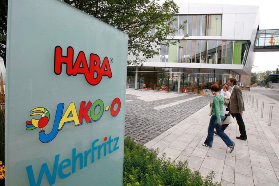 Der oberfränkische Spielzeughersteller Haba hat Mitte September 2023 Insolvenz in Eigenverwaltung angemeldet. Haba ist unter anderem bekannt für Holzspielzeug und seinen Brettspiel-Klassiker "Obstgarten".  Erst im August hatte Haba verkündet, die Kinderbekleidungsmarke Jako-o komplett einzustellen. Das Unternehmen befindet sich in der größten Umstrukturierung der mehr als 85-jährigen Firmengeschichte. Die Bereiche Spielwaren und Möbel sollen fortgeführt und im Rahmen des Insolvenzverfahrens saniert werden. Von 1700 Beschäftigten sollen nach der Sanierung 1000 übrig bleiben.
