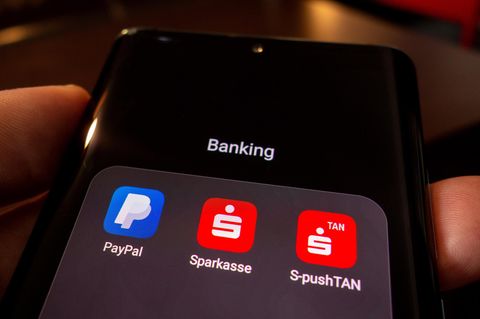 Smartphone mit Banking Apps