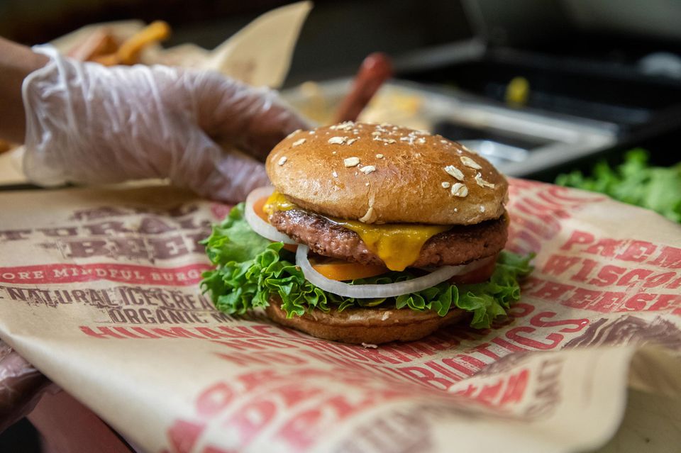 Ein Hamburger mit einem pflanzlichen Patty von Beyond Meat