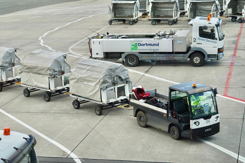 Flugzeugabfertiger be- und entladen Maschinen oder weisen diese ein. Sie lagen mit einem Mediangehalt von 3403 Euro auf Platz vier des Rankings von Statista. Ramp-Agents, die Flugzeuge im Autrag des Flughafens oder der Airline auf den Abflug vorbereiten, kamen auf 3234 Euro. Deutlich besser verdienten laut der BA Duty-Officer, die zum Beispiel Flugzeuge auf dem Vorfeld positionieren und die technischen Überprüfungen veranlassen. Sie erhielten den Angaben zufolge 3881 Euro.