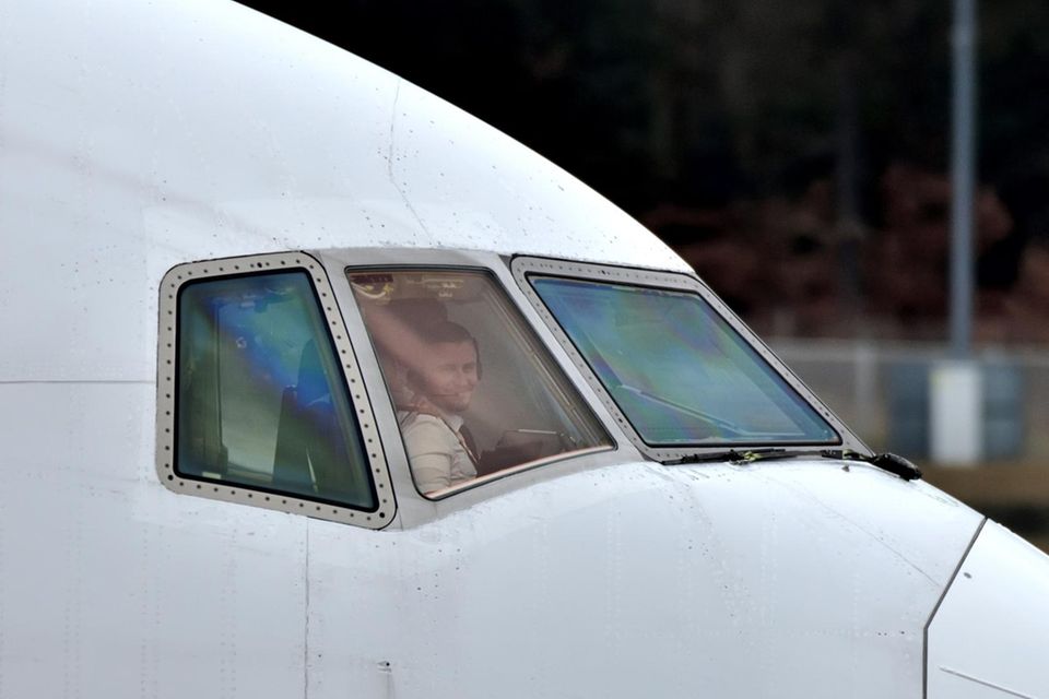 Piloten sprengen die Gehaltsstatistik der BA. Für Flugkapitäne hieß es dort beim Gehalt „mehr als 6750 Euro“. Die Bezahlung spiegelt sich in der geringen Zahl von Beschäftigten wider, die für die Statistik erfasst wurden (2601 Piloten). Das tatsächliche Gehalt dürfte sehr viel höher liegen. Denn auch Co-Piloten verdienten laut der BA zuletzt „mehr als 6750 Euro“. 