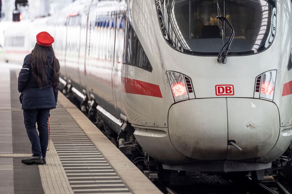 Zugbegleiter verdienten laut der Statistik 2022 rund 3007 Euro brutto. Der Zugchef/Zugführer, der die Verantwortung für die Sicherheit und Abwicklung einer Zugfahrt trägt, kam auf 3695 Euro. 