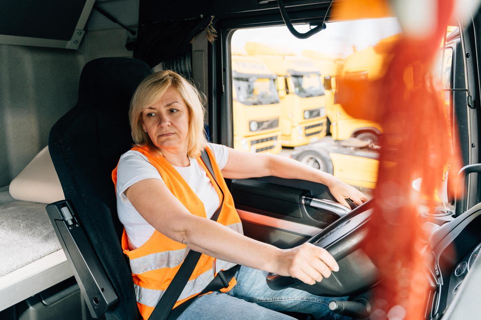 Lkw-Fahrer belegten im Ranking von Statista Platz sieben. Die BA wies für fachlich qualifzierte Berufskraftfahrer (Güterverkehr/Lkw) ein Mediangehalt von rund 2797 Euro pro Monat aus. 