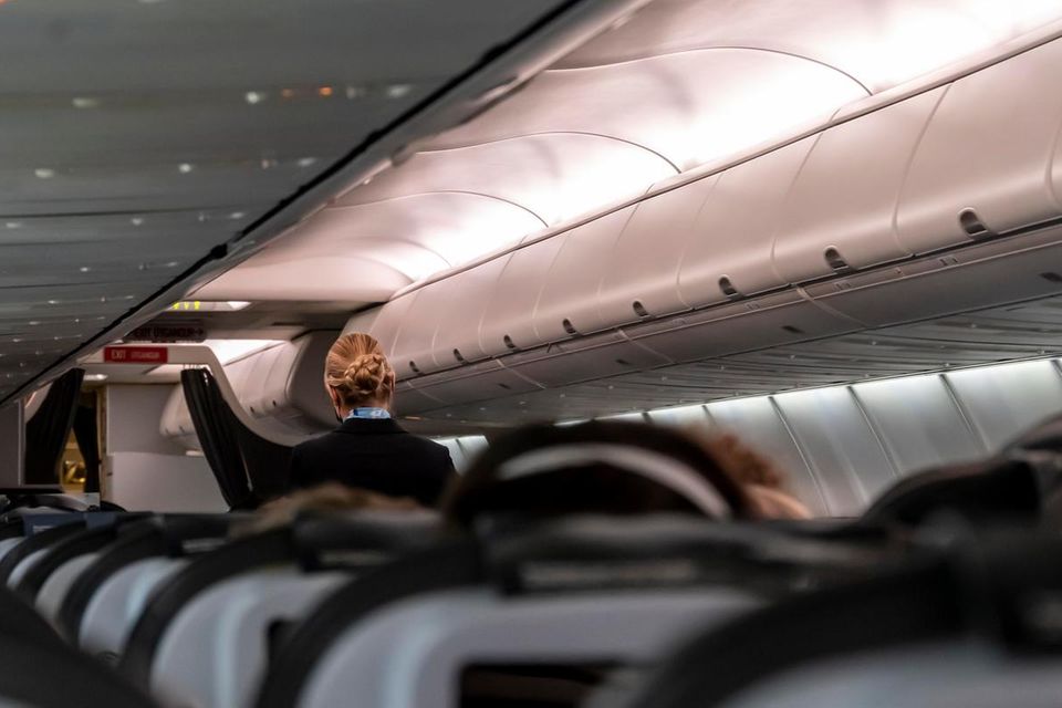Flugbegleiter verdienten laut Statista deutlich weniger als Kollegen bei der Bahn. Sie erhielten den Angaben zufolge 2347 Euro monatlich. Der Treffer zum Schlagwort „Flugbegleiter“ führte in der Datenbank jedoch zur Kategorie „Berufsgruppe Servicekräfte im Personenverkehr (ohne Spezialisierung, Helfer)“, war also auf weniger qualifiziertes Personal ausgerichtet. Die Berufsgattung „Servicefachkräfte im Luftverkehr – fachlich ausgerichtete Tätigkeiten“ wurde mit einem Mediangehalt von 3002 Euro deutlich besser entlohnt. 