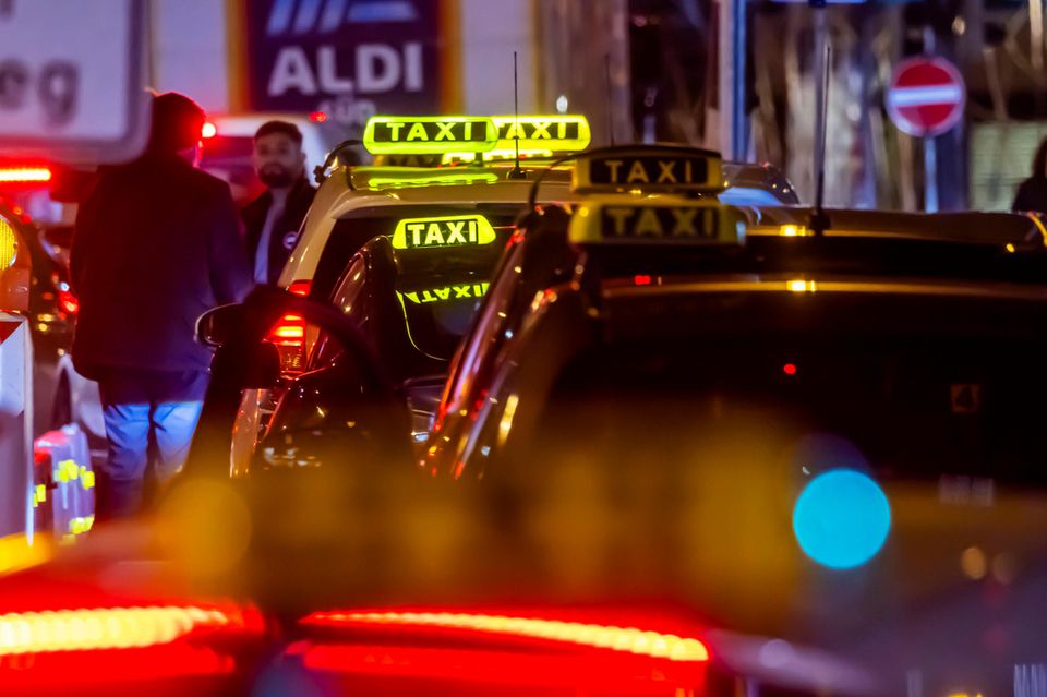 Wie schlecht oder wie gut wird im deutschen Verkehrswesen verdient? Statista hat zu dieser Frage einige Berufe der Branche aus dem Entgeltatlas der Bundesanstalt für Arbeit (BA) herausgesucht. Klar auf dem letzten Platz landeten Taxifahrer. Sozialversicherungspflichtig Vollzeitbeschäftigte kamen laut der Datenbank (mit Zahlen für 2022) auf ein mittleres Entgelt (Median) von monatlich 2043 Euro brutto. Zur Einordnung: Der Mindestlohn hätte laut BA rund 1600 bis 1850 Euro pro Monat ergeben. 