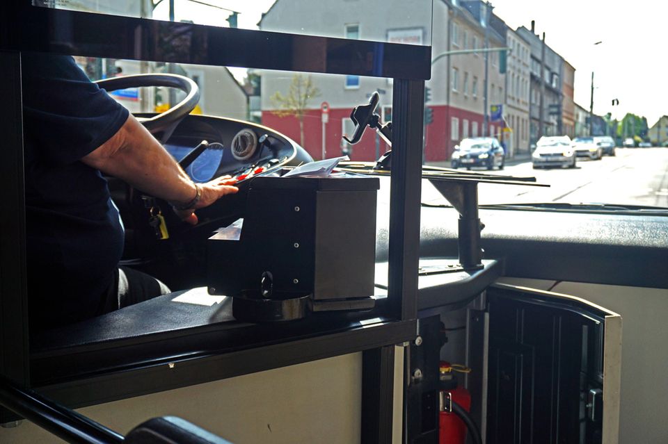 Busfahrer schafften es gerade eben in die obere Hälfte des Gehaltsvergleichs der Verkehrsberufe. Die BA errrechnete für die Berufsgattung „Bus- und Straßenbahnfahrer (fachlich ausgerichtete Tätigkeit)“ ein Mediangehalt in Höhe von 3177 Euro. Für „Fahrzeugführung im Straßenverkehr (Fachkraft)“ waren es 2774 Euro. 