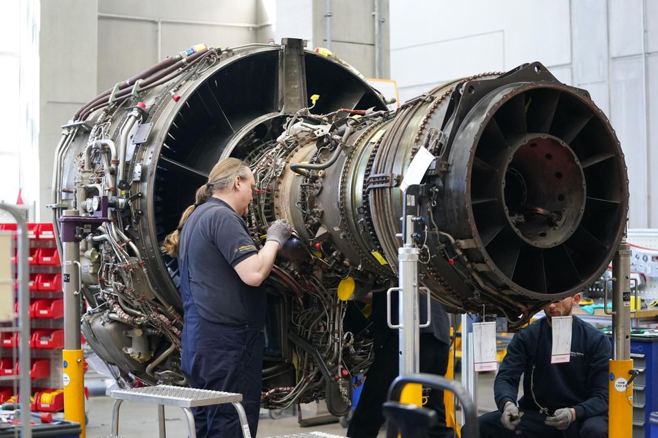 Fluggerätemechaniker (Fertigungstechnik) in der Luft- und Raumfahrttechnik kamen bei Statista unter den ausgewählten Verkehrsberufen auf Platz zwei. Der Median belief sich auf 5063 Euro. Das stellten die Spitzenreiter weit in den Schatten. 